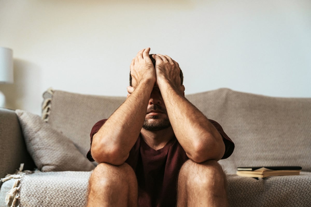 Aislarse también puede ser una señal de alerta. Foto: Istock.