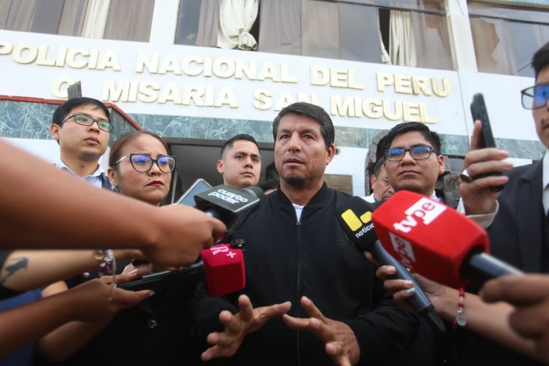 Diputado Julián Pérez sale de la comisaría de San Miguel después de estar detenido.
Foto: Violeta Ayasta/@photo.gec