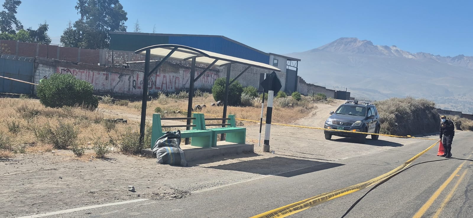 Mujer hallada sin vida en paradero, de ingreso a Chiguata. Foto: GEC.