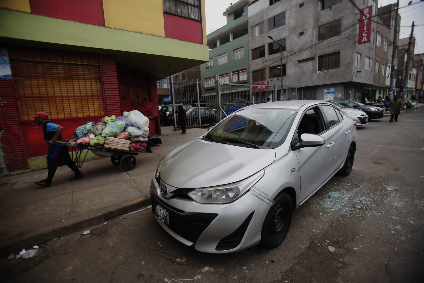 Un taxista se salvó de morir acribillado a manos de dos sicarios que dispararon 12 balazos a su vehículo cuando revisaba su teléfono celular. (foto: César Grados/GEC)