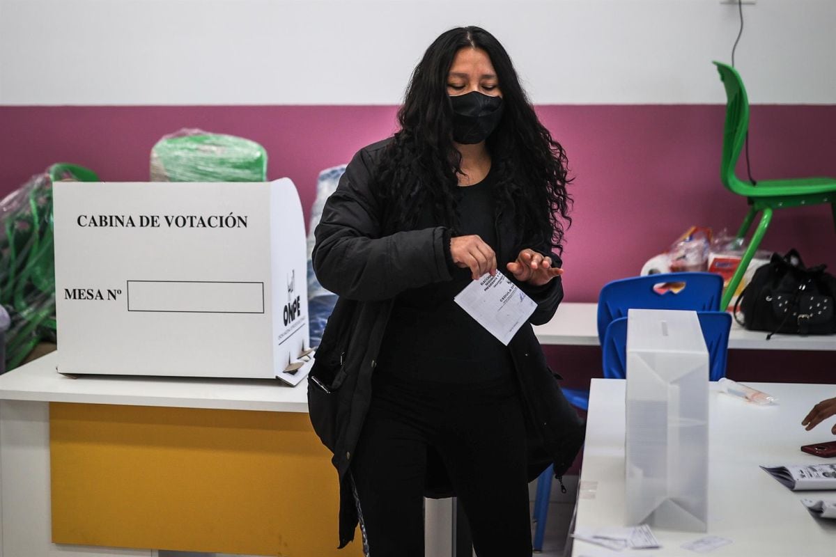 Una mujer deposita su voto en uno de los puestos electorales dispuestos para las elecciones del Perú en Buenos Aires, Argentina. (EFE/ Juan Ignacio Roncoroni).