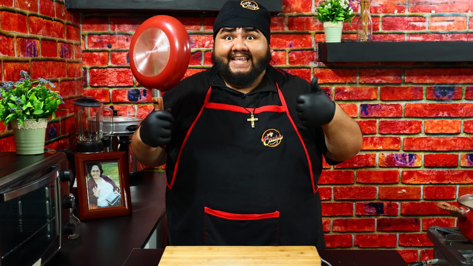 Sus clásicas frases "sal con estilo", "pimienta, aunque te mienta" o "comino en el camino" lo han catapultado como el cocinero más carismático de TikTok. | Fotos: Frank Saldaña.