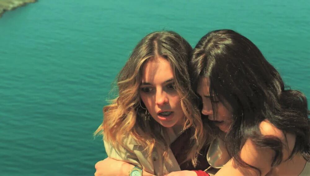 Asya evita que Derin se suicide (Foto: Medyapim)