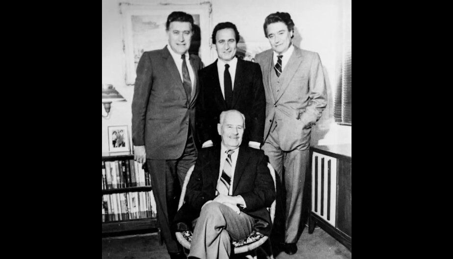 Genaro Delgado Parker (Izquierda) junto a sus hermanos y su padre Genaro Delgado Brandt (Sentado al medio). (Foto: Wikipedia/Perucato)