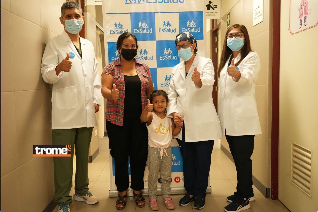 En el hospital Guillermo Almenara un equipo de médicos logró extraer con éxito la aguja que se incrustó en la mandíbula de una niña.. (EsSalud / Isabel Medina / Trome).