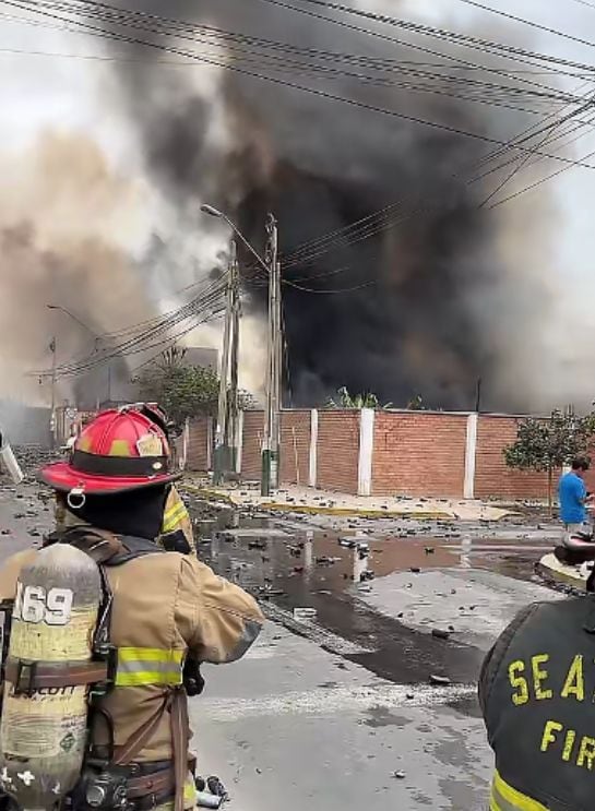 Bomberos trabajan para controlar el incendio en un almacén clandestino de Huachipa | Foto: @cgbvpoficial