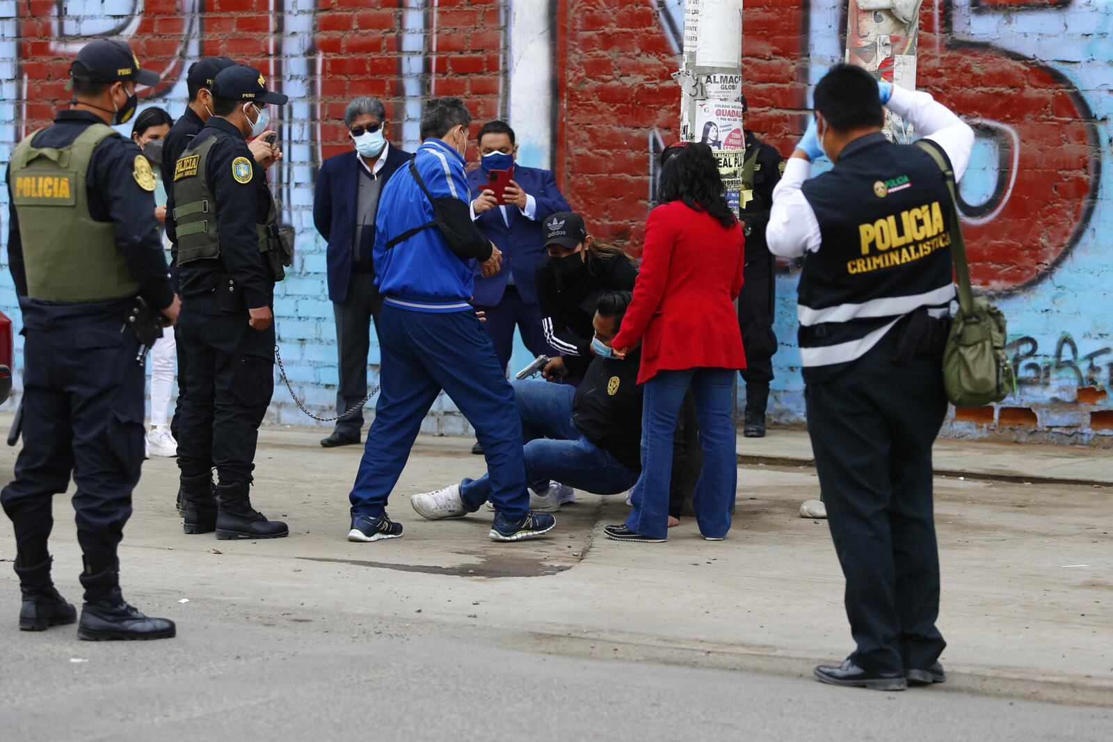 Aquí, Carrasco y Torre narraron cómo auxiliaron a Jiménez luego que se recostó en un poste.