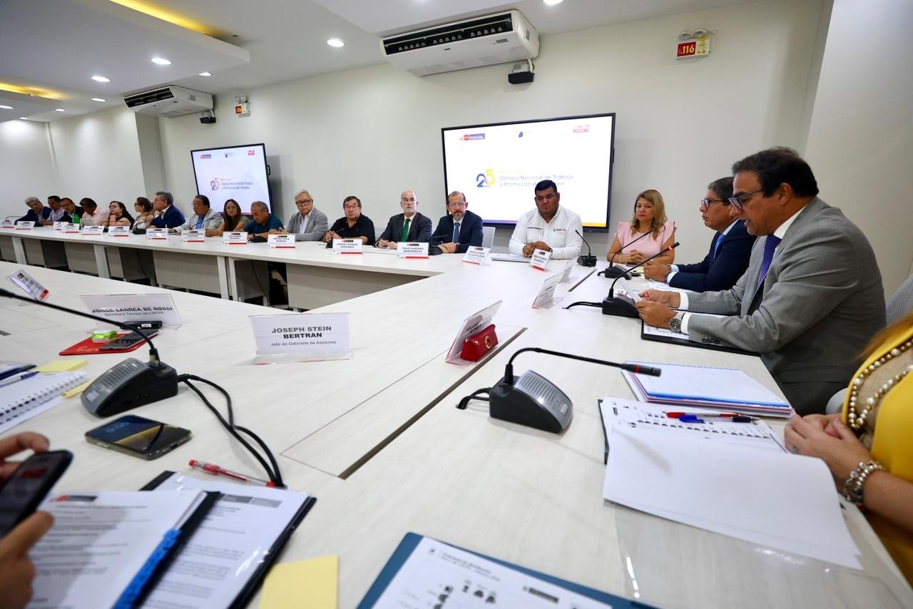 Ministro Óscar Fernández ratifica el compromiso del Estado de consolidar el diálogo tripartito