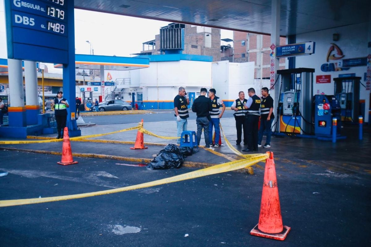 Asesinan a un hombre de varios disparos de bala en la cuadra 2 de la avenida Mexico en La Victoria. Fotos: césar.grados@photo.gec
