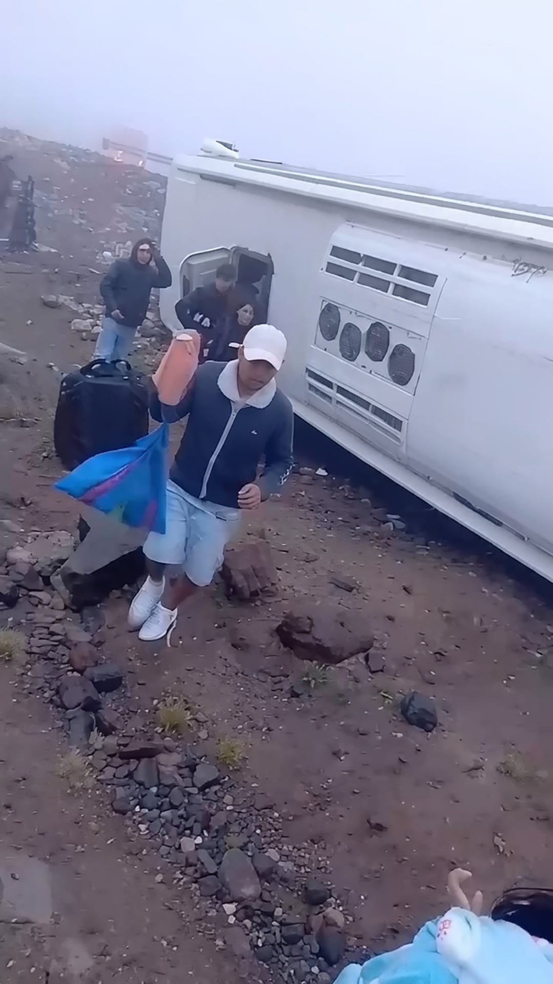 Algunos pasajeros solo sufrieron algunos golpes. (Radio Tropical Limatambo 98.9 fm)