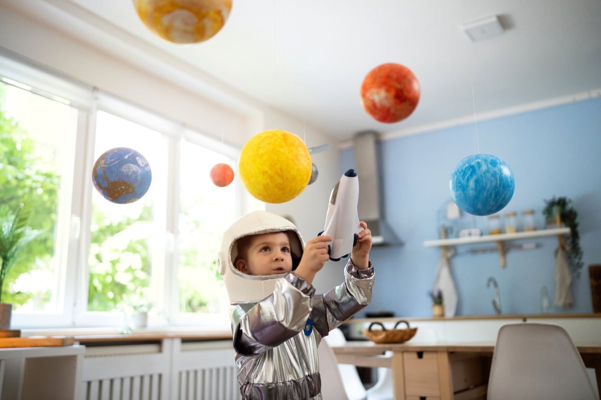 Es importante estimular la imaginación de los niños para desarrollar sus habilidades cognitivas y blandas. Foto: Istock.