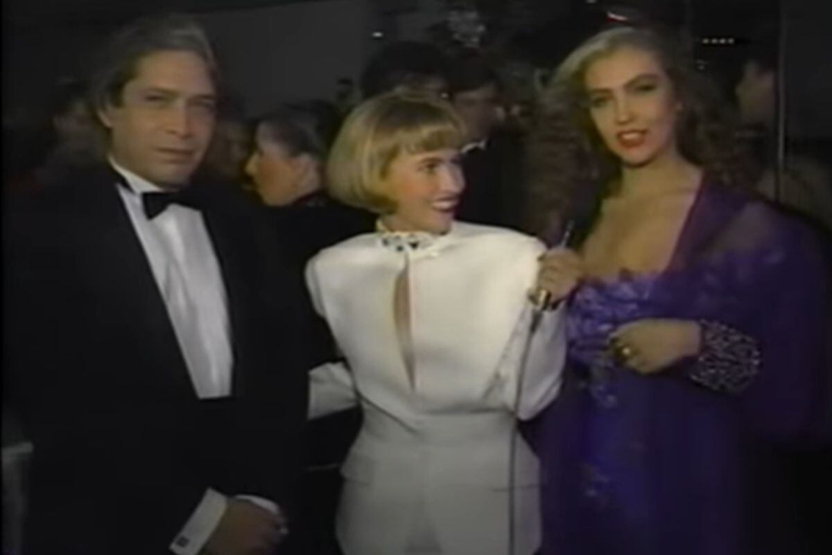 La pareja siendo entrevistada en el especial de Galardón a los Grandes detrás de cámaras de los promocionales navideños de El canal de las estrellas en 1991. (Foto: Captura Nuestro Gran Sueño)