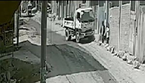 SJM: Camión mal estacionado y sin chofer embiste y deja grave a menor | VIDEO