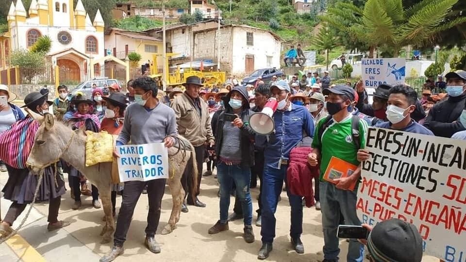Decenas de personas llegaron con pancartas en mano (Foto: Difusión) |