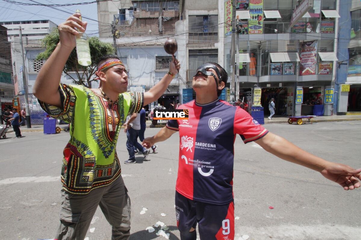De todo, con tal de proteger a Gianluca Lapadula. Piurano ‘ángel blanco de las Huaringas’, en ritual a través de Lapadula de Gamarra, fiel hincha de ‘Lapagol’. (Entrevista: Isabel Medina / Foto: Alan Ramírez / Trome).
