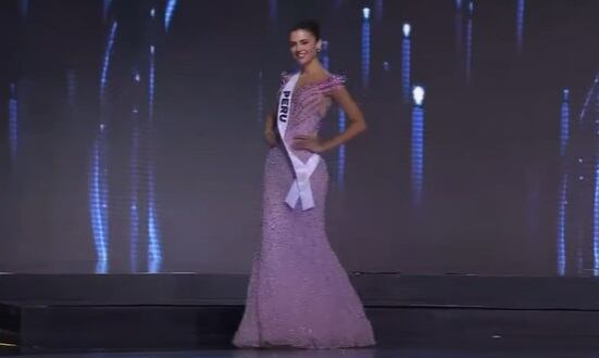 Tatiana Calmell en traje de gala en el Miss Universo 2024