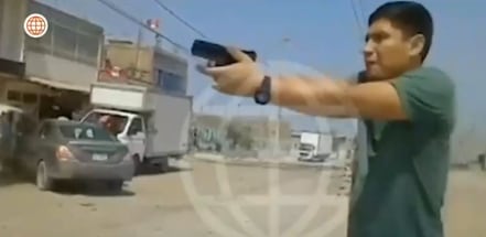 Imágenes del preciso instante del enfrentamiento entre policías y delincuentes que dejó dos muertos en Ventanilla. Foto: Captura de América Noticias