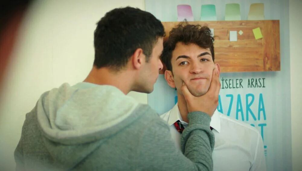 Kadir se enfrenta a Tolga en la telenovela "Hermanos" (Foto: NG Medya)