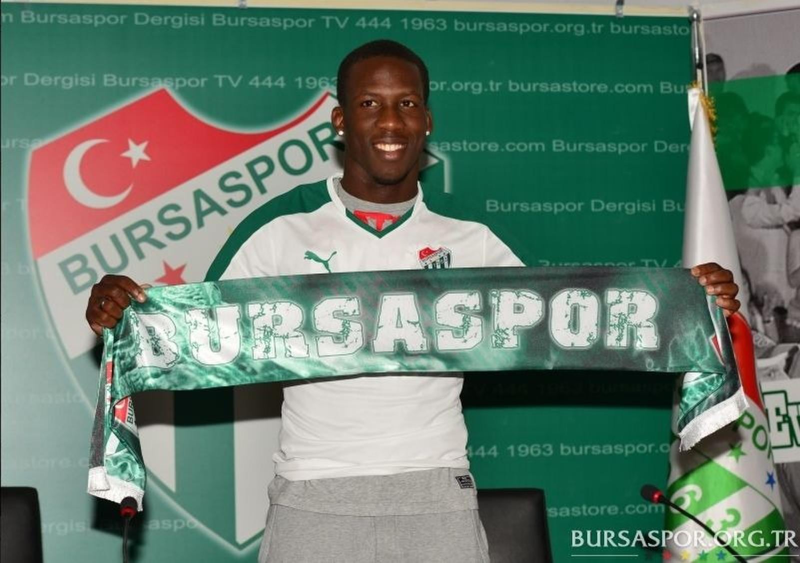 Luis Advíncula posa con banderín de Bursaspor de Turquía (foto: GEC)
