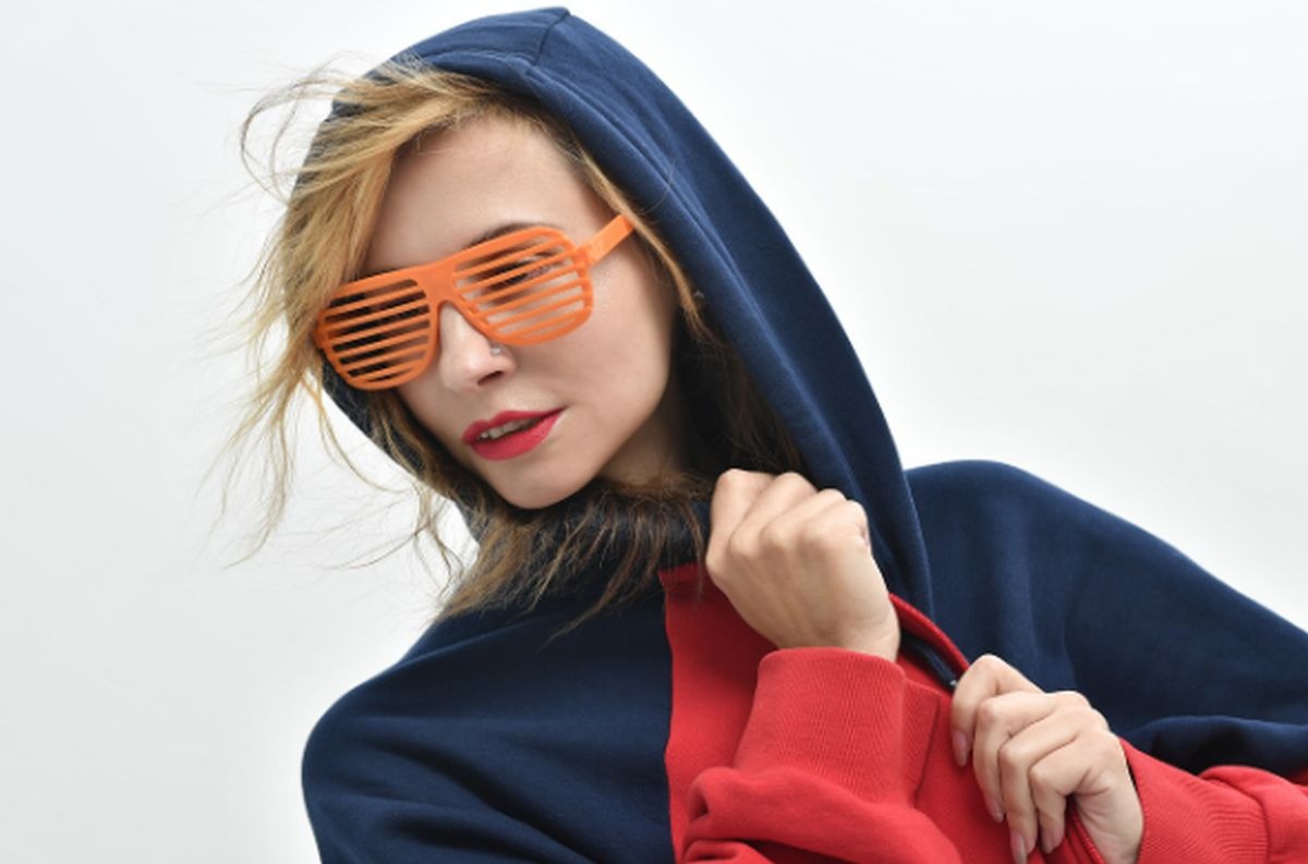 TRUCOS CASEROS | Aquí aprenderás una forma muy sencilla de doblar las sudaderas con capucha y así ahorrar espacio en tus cajones. (Foto: Victoria_Regen / Pixabay)