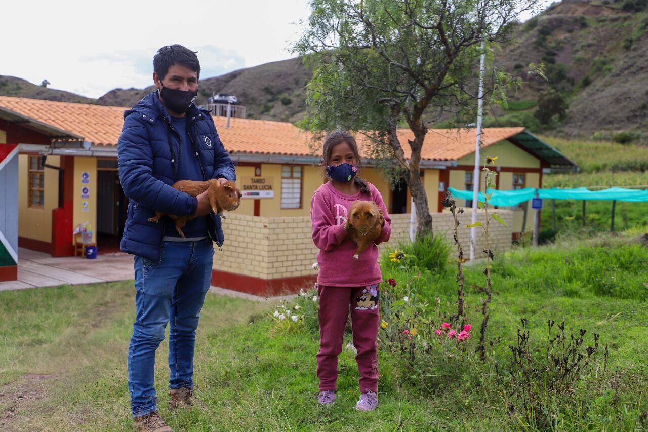 Peruano ejemplar ahora puede costear una canasta familiar y seguir mejorando su galpón. (Foto: Midis)