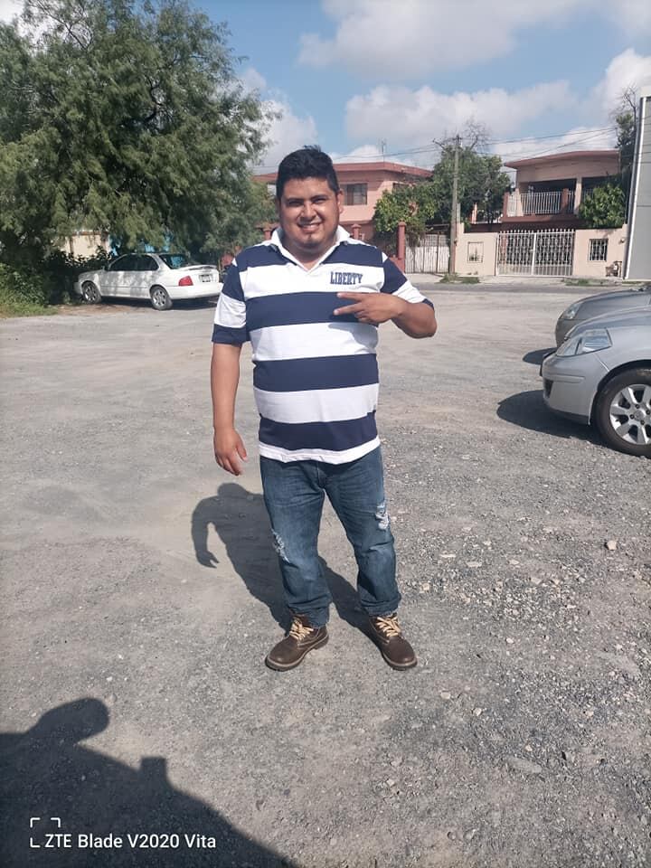 Josue Valdés luego de vacunarse con su disfraz de Plaza Sésamo (Foto: Facebook)