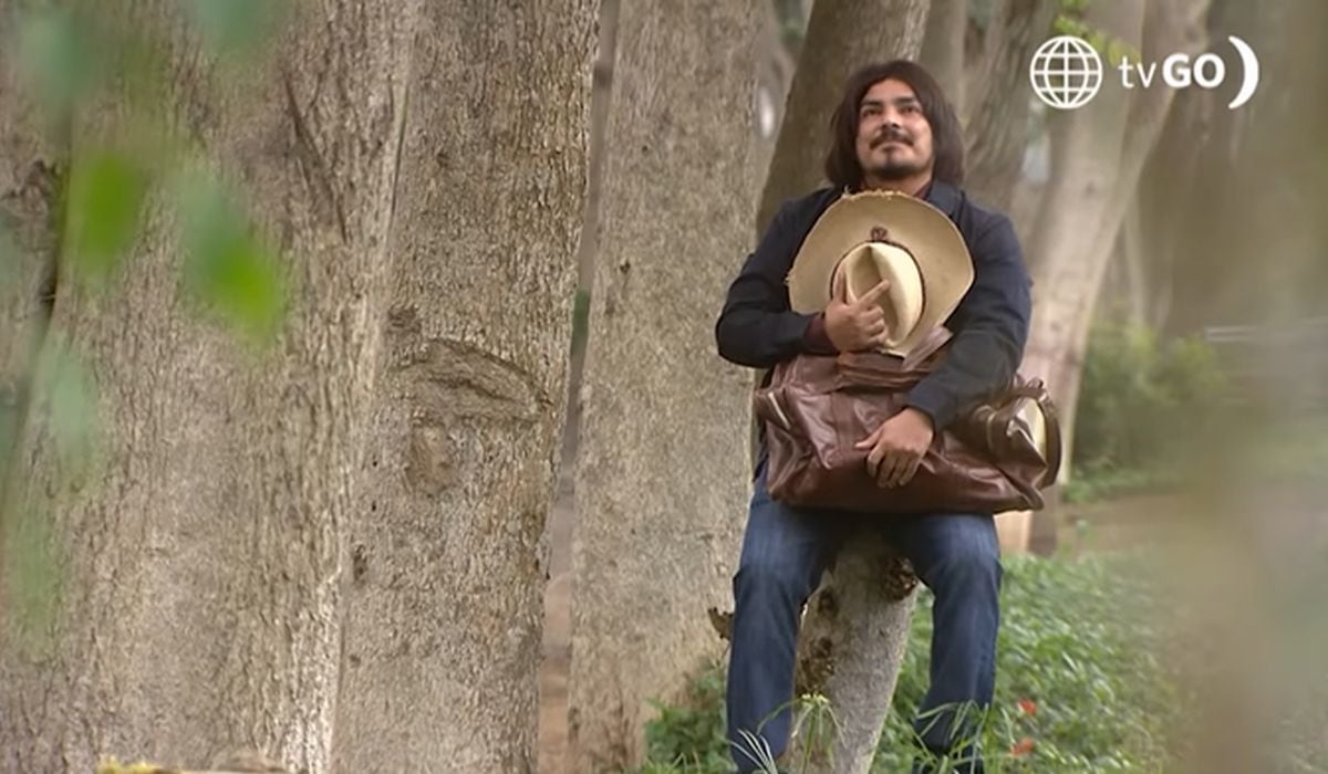 Oliverio se saca el sombrero para cumplir la promesa que le hizo a una mujer, que aún no sabemos de quién se trata (Foto: América TV)