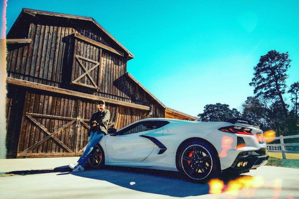 Junto a su auto deportivo en su rancho en Texas. Otra muestra de sus múltiples lujos (Foto: Pepe Aguilar / Instagram)