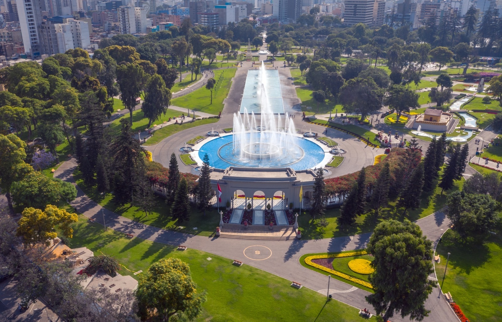 Inaugurado en 1929, el parque ha sido un punto de encuentro cultural y recreativo para los limeños y visitantes.