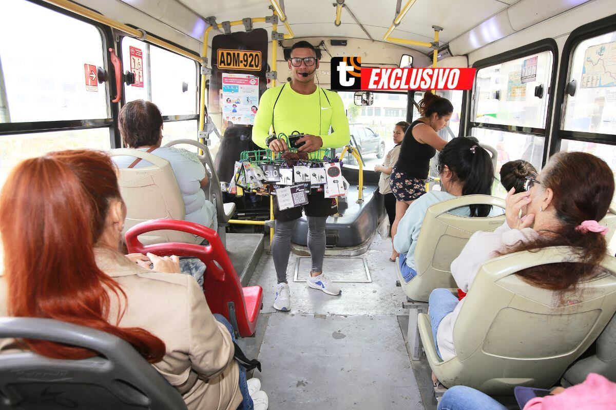 Subía a los buses de transporte público a vender sus artículos de tecnología y celulares. Foto: Trome.