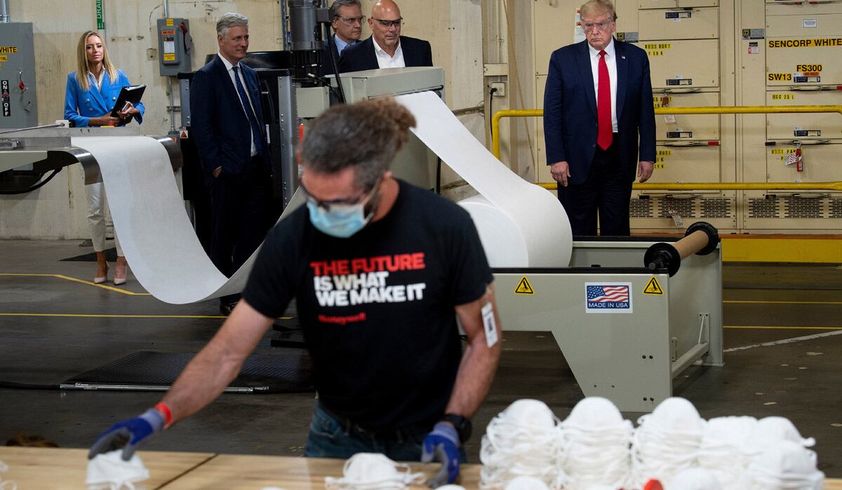 Donald Trump visitó la fábrica de Honeywell International Inc. que produce máscaras N95, en Phoenix, Arizona, pero no utilizó mascarilla. (Foto: AFP/Brendan Smialowski)