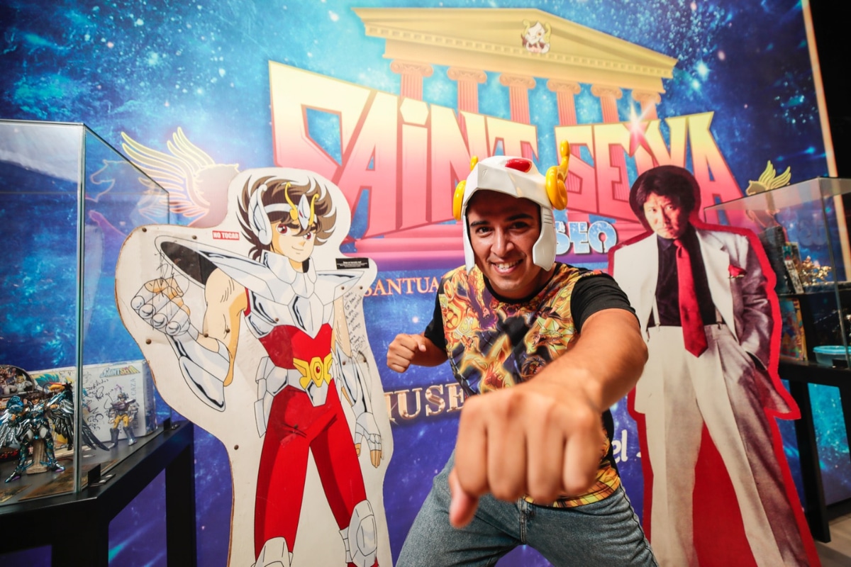 Peruano tiene una colección de Caballeros del Zodiaco