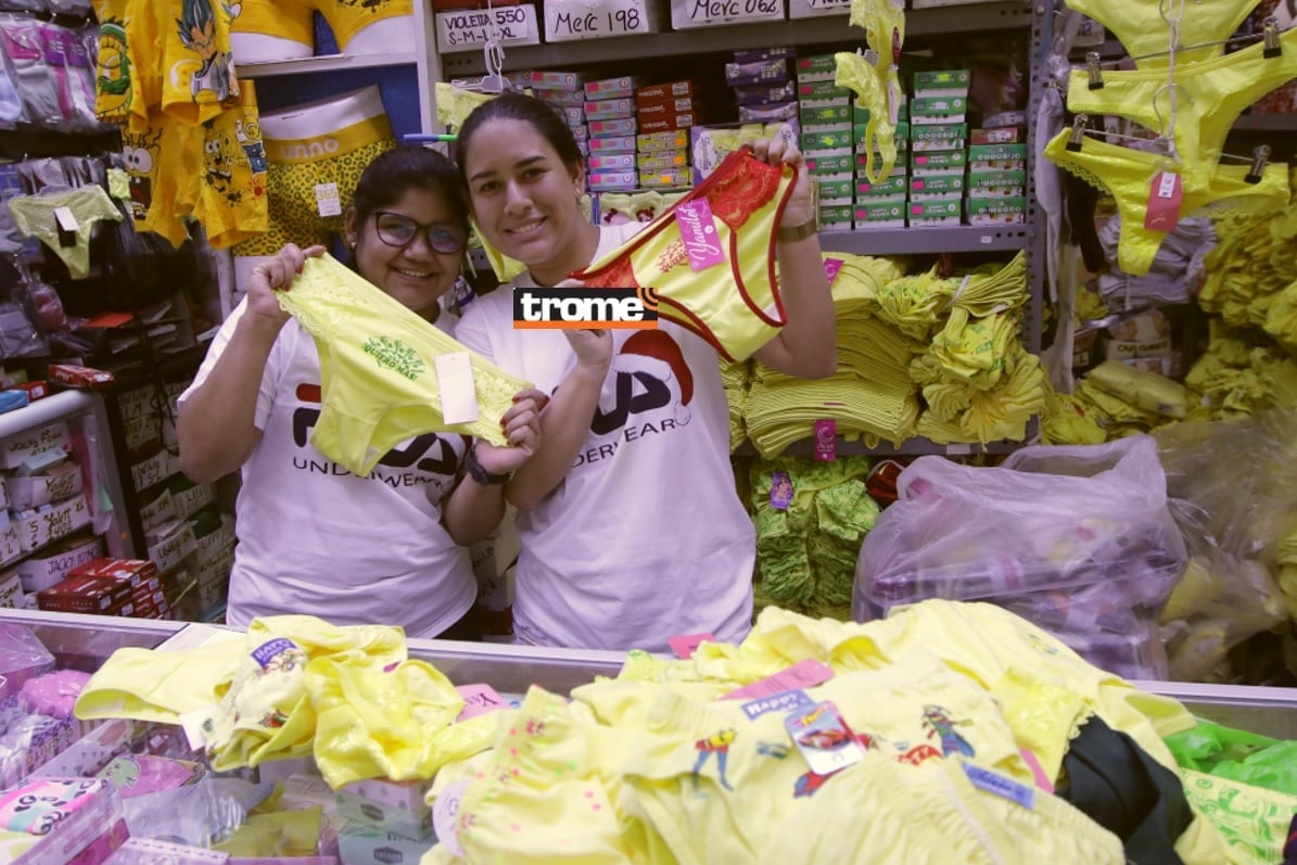 Empezó la oferta de calzones amarillos con ocurrentes frases para recibir el 2024. (Entrevista: Isabel Medina / Foto: Anthony Niño de Guzmán / Trome).