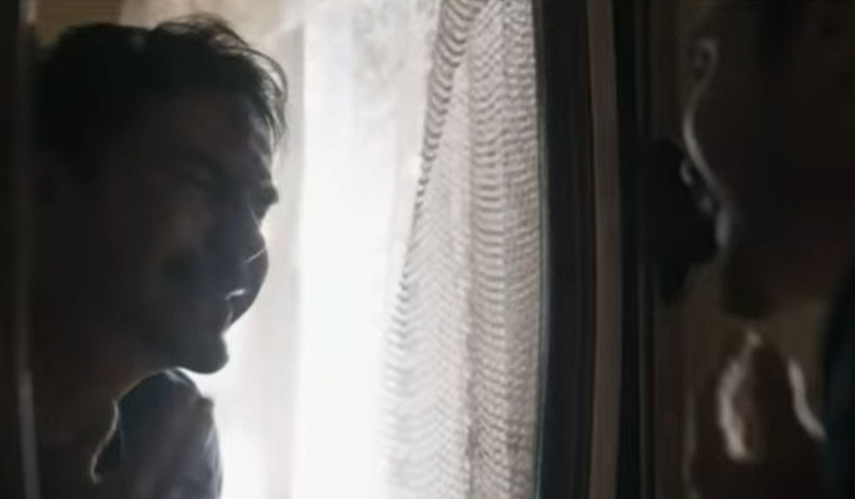 Demetrio mirándose al espejo luego de que su nueva víctima la arañó para defenderse de él en "Pasión de gavilanes 2" (Foto: Telemundo)