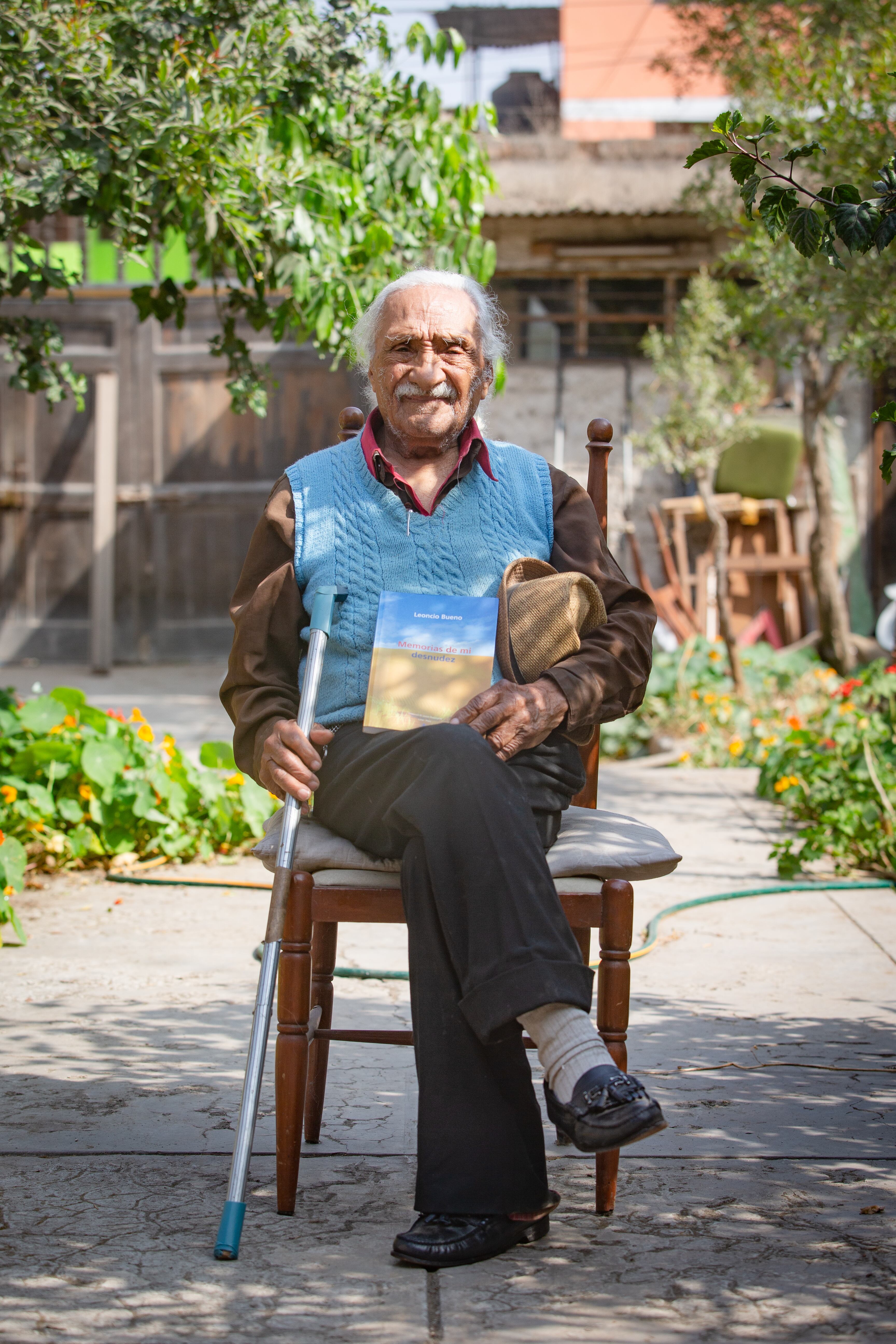 Leoncio Bueno, el poeta más viejo del Perú: “Cuando mueren las palabras nace la música. Y cuando las palabras están adoloridas, nace la poesía”. Foto: Violeta Ayasta