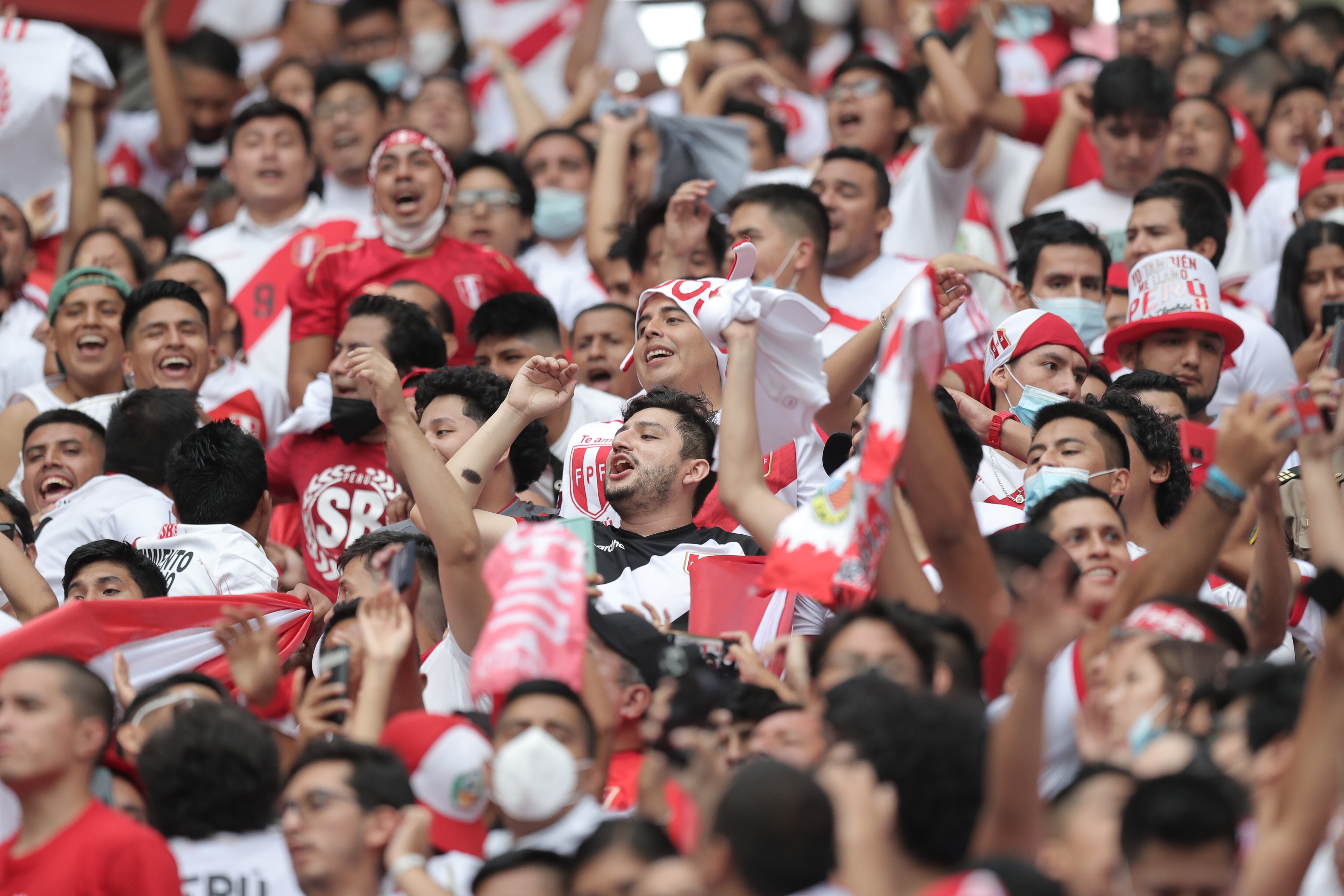 Hinchas de la selección peruana ven a la bicolor vencer a Paraguay 2-0 y llegar al repechaje en las Eliminatorias Qatar 2022. (Foto: Jesœs Saucedo / @photo.gec