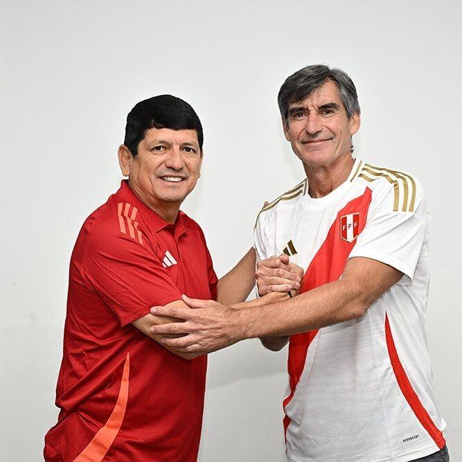 El polémico presidente de la FPF, Agustín Lozano, le dio la bienvenida a Óscar Ibáñez. Foto: FPF
