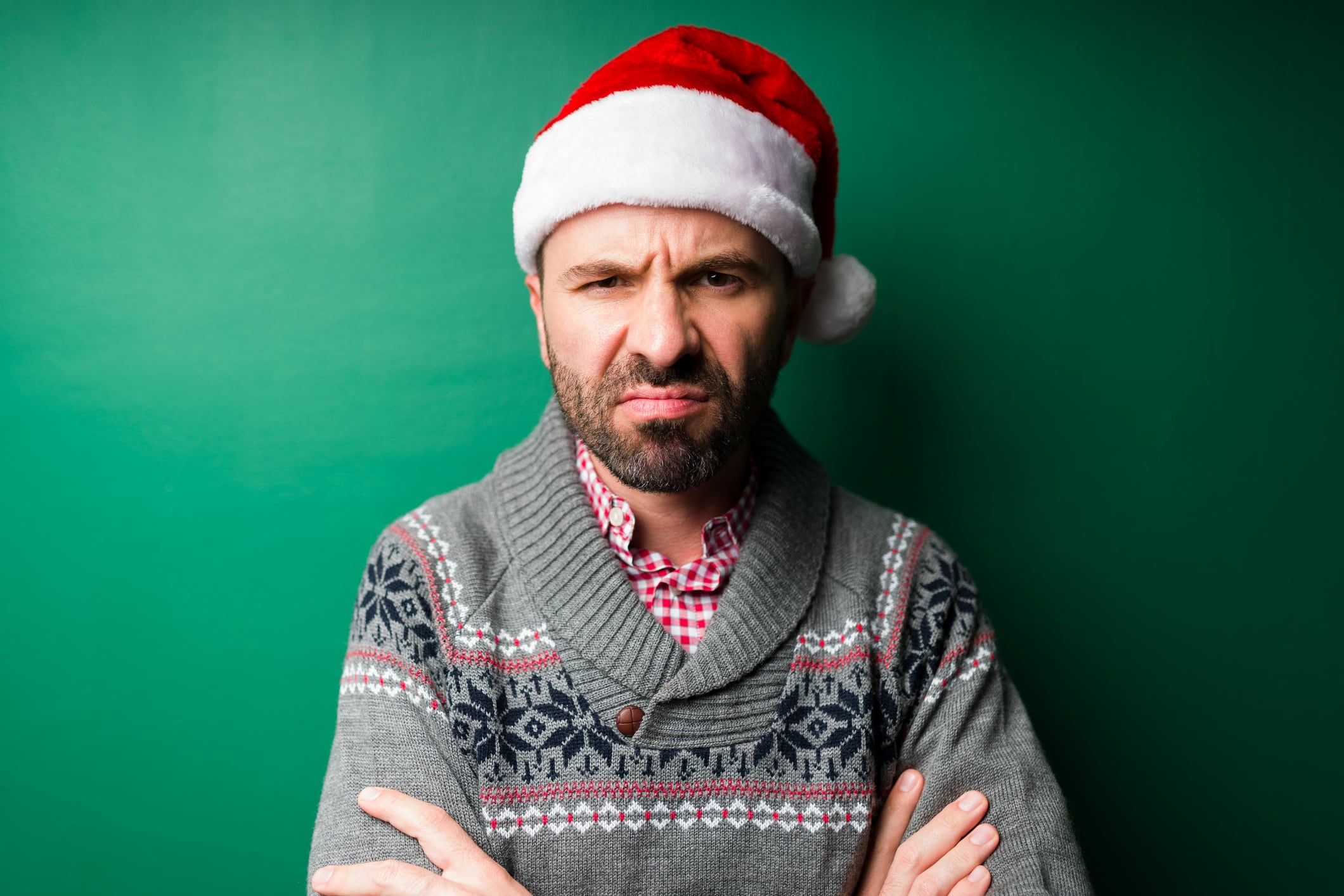 Lleguen a un punto medio y creen su propio ritual navideño. No tiene que ser la gran fiesta; pueden cocinar juntos, viajar o adornar un solo espacio del hogar. La clave es que ambos disfruten sin tensión. Foto: Istock