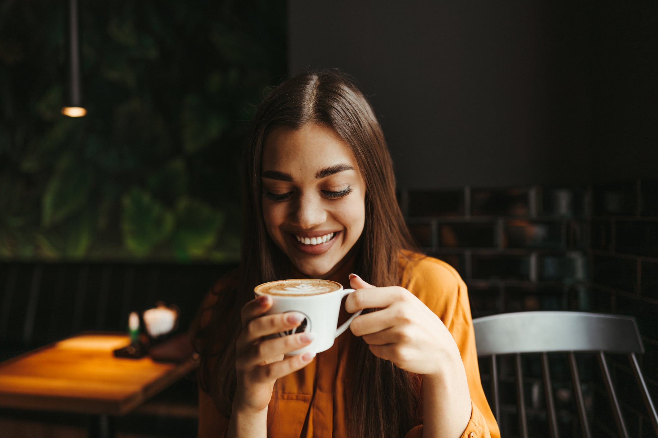 El consumo moderado de café aporta beneficios significativos, como el aumento de energía y concentración por la cafeína. Foto: Istock