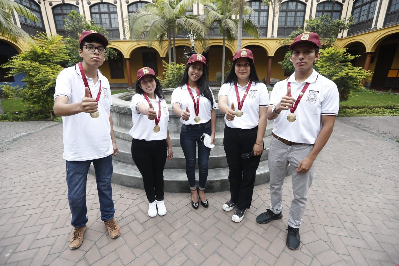 Estos cinco jóvenes ocuparon los primeros puestos en el examen de admisión a la decana de América. (Foto: Jorge Cerdán)