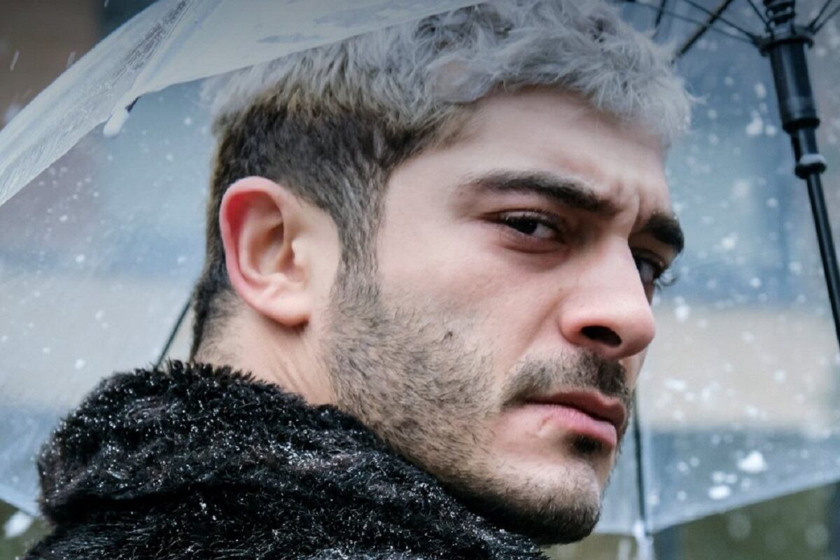 Burak Deniz como Semih en la película turca "Quédate" (Foto: Netflix)
