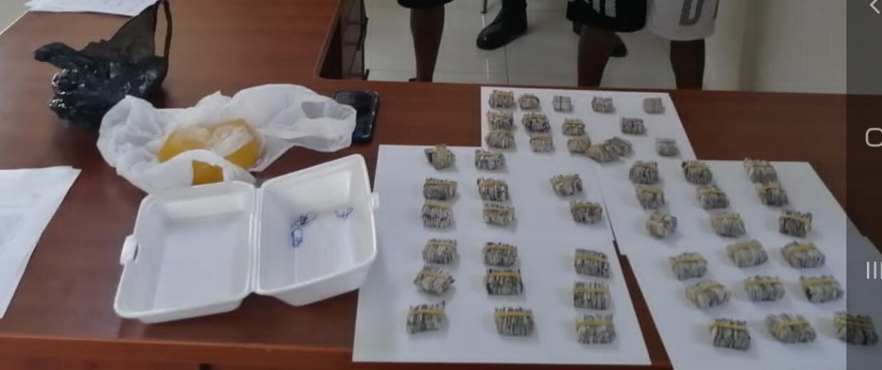 Héctor Miguel Gutiérrez Forero (22) y Angelo Junior Vargas Sierra (22), fueron intervenidos con ketes de pasta básica de cocaína que estaba oculta en un taper descartable de pollada.