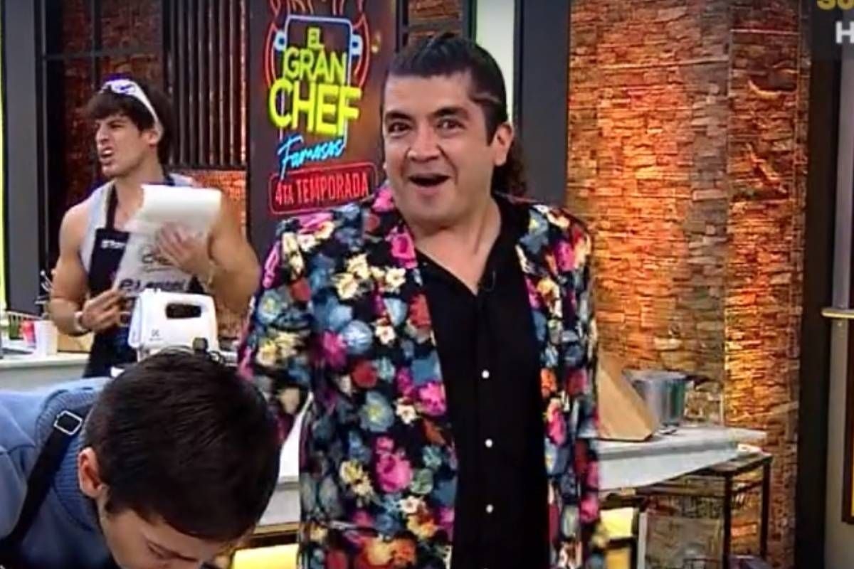Divertido regreso de Mauricio Mesones en el Gran Chef. (Captura Latina)