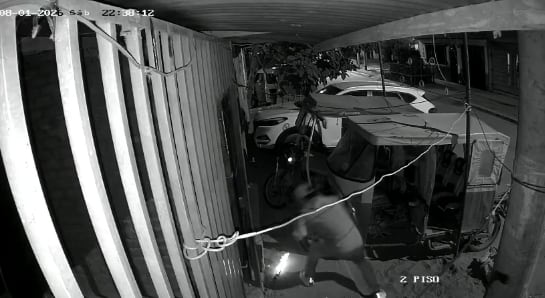 Cámara de seguridad ubicada cerca a la puerta de la casa de Thamara Gómez captó al delincuente que dejó explosivo.