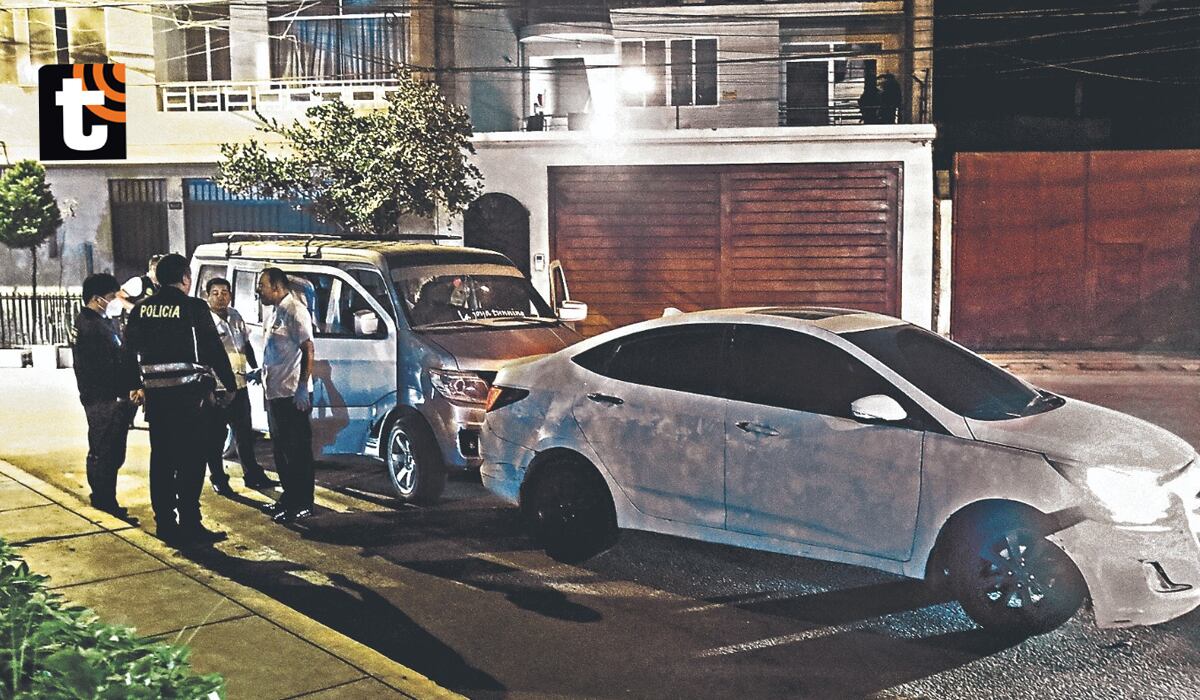 Delincuentes abandonaron sus autos tras el atraco.
