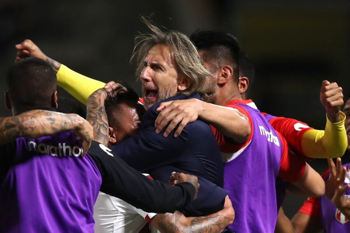 Ricardo Gareca celebrando el gol de Christian Cueva junto a sus jugadores. (Foto: FPF).