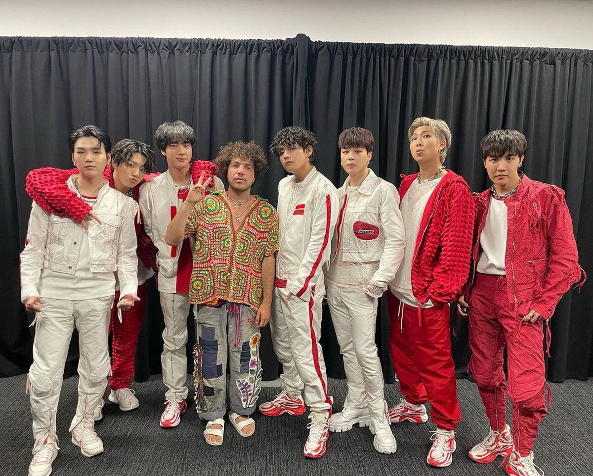 Benny Blanco (al medio) junto a los integrantes de BTS (Foto: itsbennyblanco / Instagram)