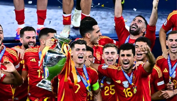 España festeja triunfo en final ante Inglaterra en Berlín (Foto: AFP)
