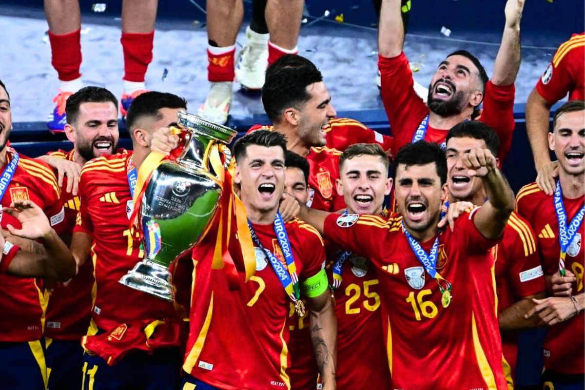 España festeja triunfo en final ante Inglaterra en Berlín (Foto: AFP)