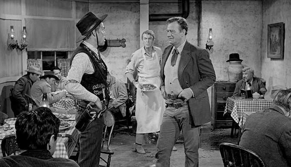 FOTO 6 | 6. El hombre que mató a Liberty Valance (1962). Dirigida por John Ford.
Es un western lleno de idealismo, romanticismo y con un elenco de actores envidiable. La película tiene un trasfondo periodístico que viene de la mano de un personaje secundario, Dutton Peabody (Edmond O’Brien), un periodista alcohólico al que defender la libertad de prensa le pondrá en el punto de mira de Liberty Valance y sus hombres.